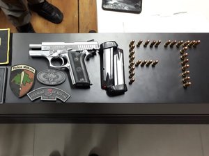Suspeito em caminhonete é preso com pistola no Sertão