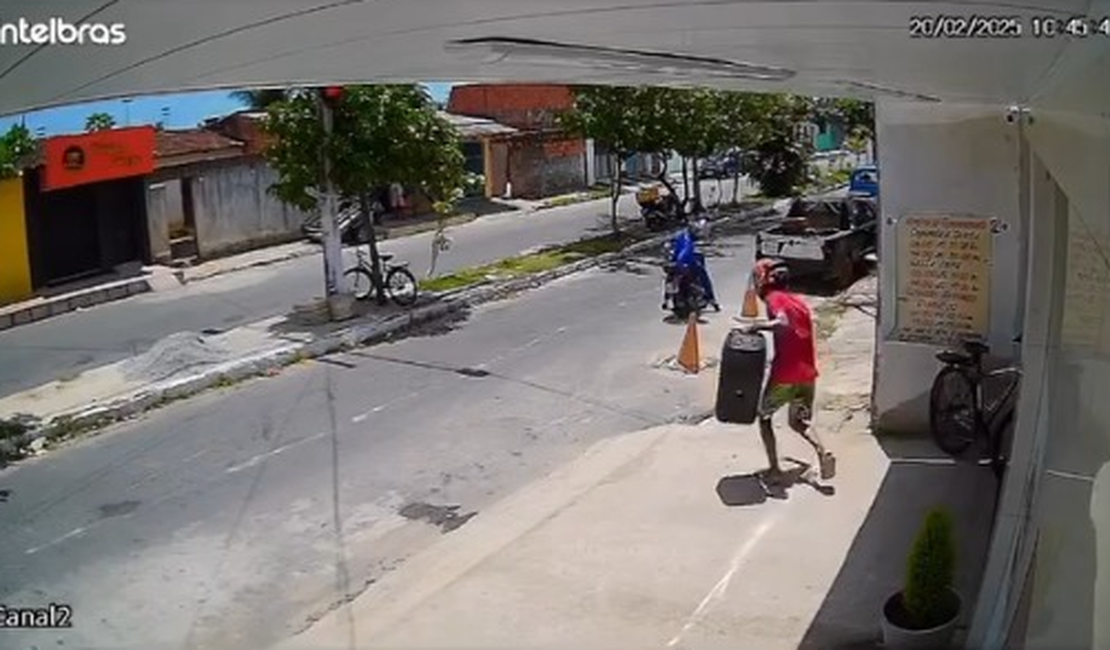 [Vídeo] Criminosos roubam caixa de som em padaria no conjunto Paulo Bandeira, em Maceió