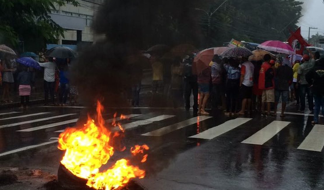 Em meio a chuvas, Maceió amanhece com vias interditadas por movimentos sociais