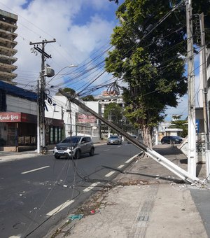 Poste ameaça cair e deixa vizinhança assustada na região central de Maceió