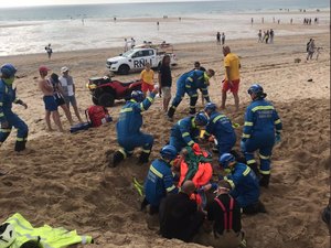 Adolescente cava buraco em praia na Inglaterra, é soterrado e precisa ser resgatado