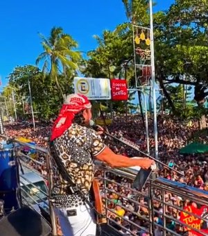 Bell Marques puxa bloco em Maceió e celebra energia do público no primeiro dia do ano