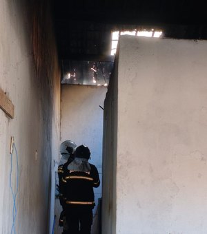Bombeiros controlam incêndio que atingiu residência no bairro da Levada, em Maceió