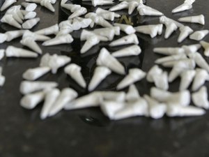 Duas pessoas são presas acusadas de tráfico de entorpecentes