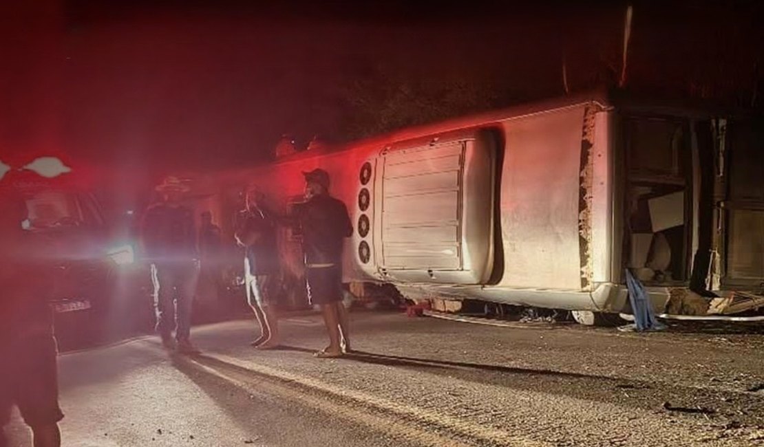 Ônibus com mais de 30 passageiros se envolve em grave acidente e deixa mortos na BR-423, em Pernambuco
