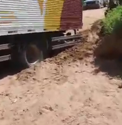 [Vídeo] Caminhão atola em trecho de rodovia estadual no Sertão