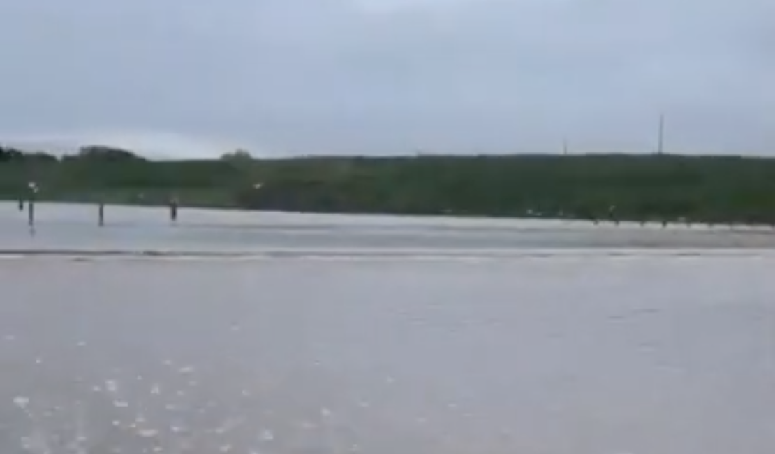 [Vídeo] Barragem transborda e água invade trecho da AL-220 entre Major Izidoro e Jaramataia