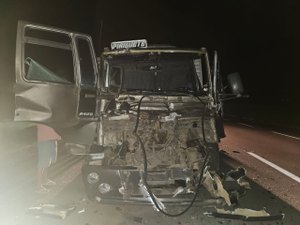 Caminhão colide em traseira de carro e motorista fica preso às ferragens no Pilar