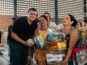 Prefeito Carlos realiza entrega de mais de 1.500 cestas básicas para famílias em Rio Largo