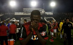 Vinicius Jr. se protege durante a confusão no duelo Vasco x Flamengo em São Januário