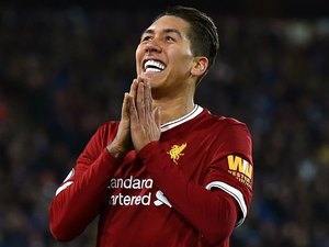 Roberto Firmino é levado ao hospital após levar dedada no olho durante partida