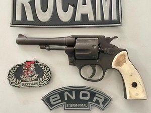 Homem é preso com arma escondida em caixote de engraxate no Centro de Arapiraca