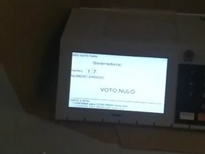 Eleitor agride mesária ao achar que urna estava fraudada