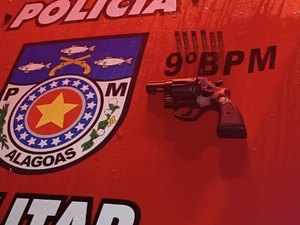 Homem é preso ao ser flagrado com arma na cintura em Piranhas