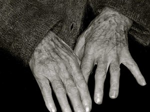 Idosa de 98 anos fica presa sob corpo da filha por pelo menos 4 dias