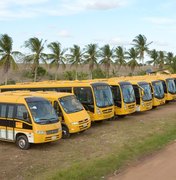 Prefeitura de Limoeiro de Anadia faz a entrega de 14 ônibus escolares
