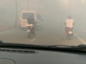 [Vídeo] Fumaça invade pista e assusta motoristas em acesso a Maceió