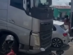 Colisão entre carreta e carro deixa trânsito interditado em Santana do Ipanema