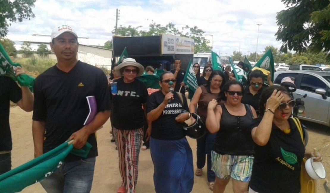Após protesto, educadores marcam reunião com prefeita Célia Rocha