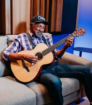 Há 20 anos sem voz, sambista volta a cantar com ajuda de IA