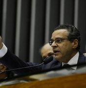 Congresso pode não entrar em recesso, diz Henrique Alves