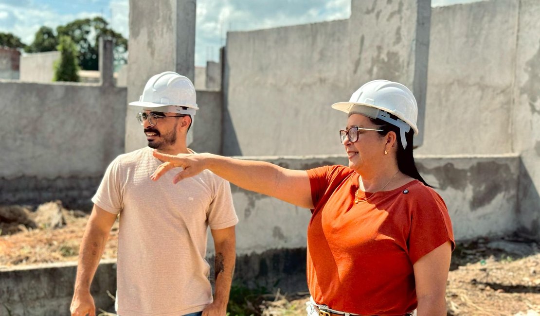 Edilza Alves visita canteiro de obras onde está sendo construída uma moderna escola em Lagoa da Canoa