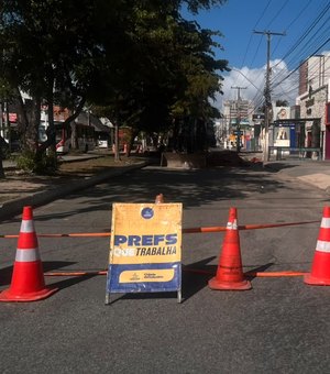 Interdição na antiga Amélia Rosa trava trânsito na parte baixa de Maceió