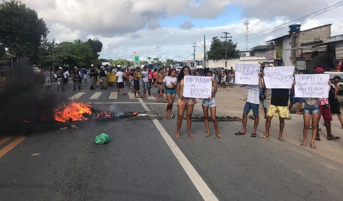 Família de criança vítima de homícidio protesta em Maceió