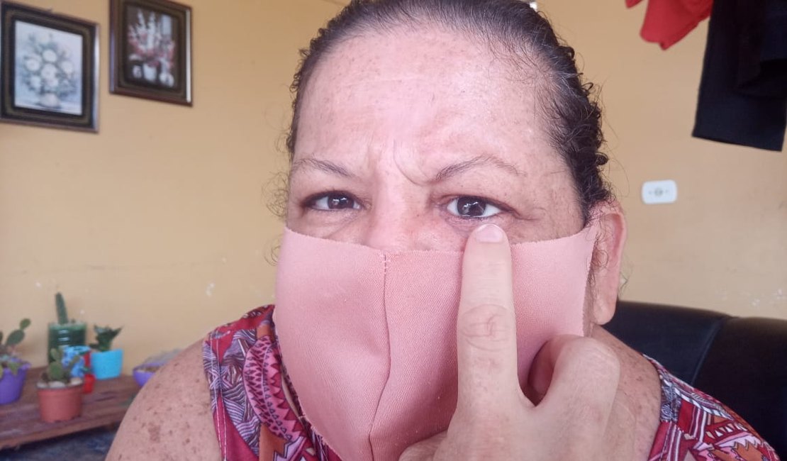 [VÍDEO] Moradora de Arapiraca sofre sem condições de trocar a prótese ocular que usa há mais de 10 anos