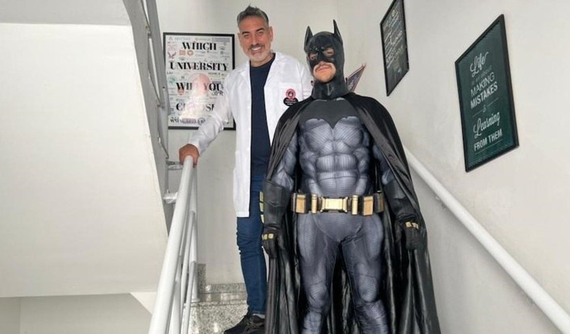 Vestidos de Batman, professores dão aula de inglês em hospitais