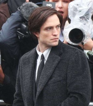 Robert Pattinson volta a ser visto nas filmagens de Batman no Reino Unido