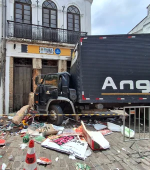 Caminhão desgovernado bate em prédio histórico no Pelourinho, em Salvador