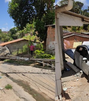 [Vídeo] Caminhão desgovernado invade casa e derruba poste no Benedito Bentes II