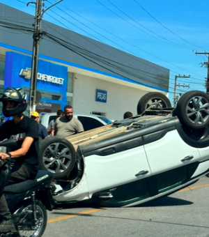 [Vídeo] Motorista se distrai e capota veículo ao colidir com caminhão-cegonha em Arapiraca