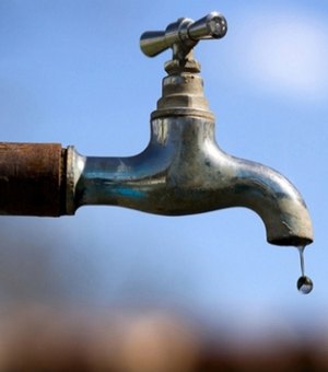 Casal paralisa sistema para substituir redes de água em bairros