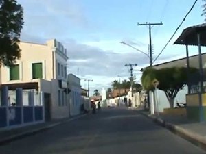 Homem é executado e policial tem arma roubada, em Passo de Camaragibe