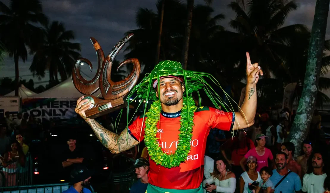 Italo Ferreira brilha e é campeão da etapa de Teahupo’o da WSL