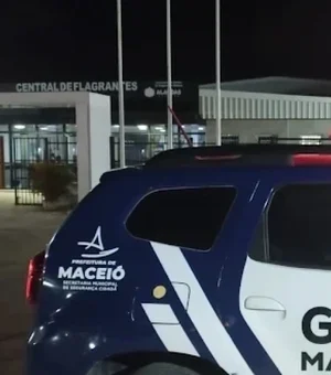 Estrutura usada para consumo de drogas é demolida na Ponta da Terra, em Maceió