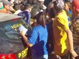 [Vídeo] Prisão de entregador que atirou capacete em viatura da SMTT gera tumulto no Centro de Arapiraca