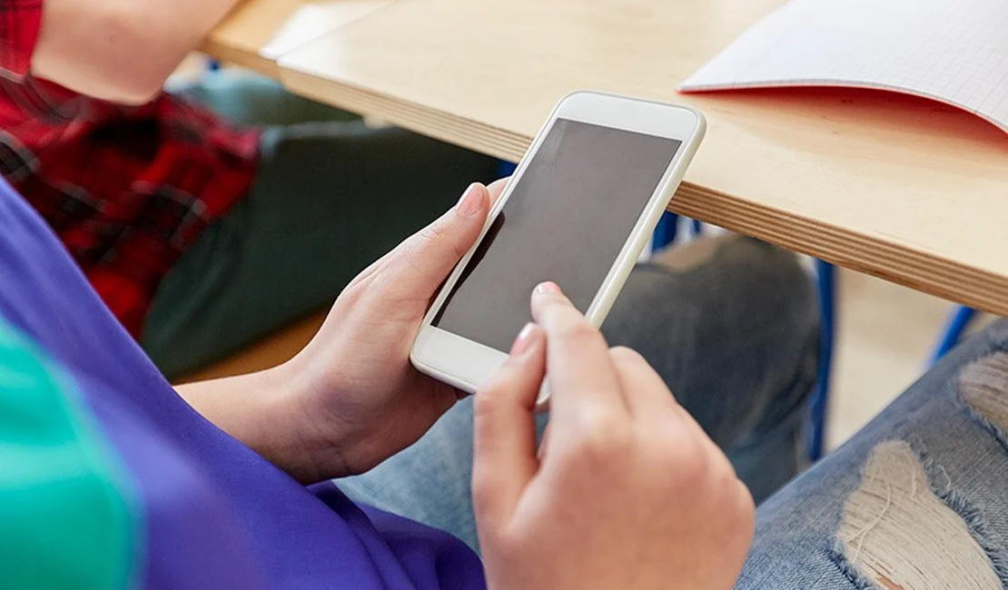 Conselho de Comunicação debate restrição de celulares nas escolas