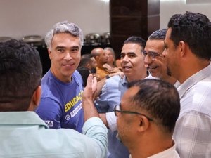 Rafael Brito comemora lei que garante afastamento remunerado a professores