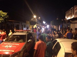 Homem agride adolescente e é detido por populares