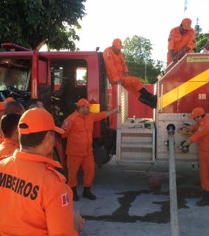 Bombeiros utilizam 4 mil litros de água para apagar incêndio em terreno com lixo em Penedo