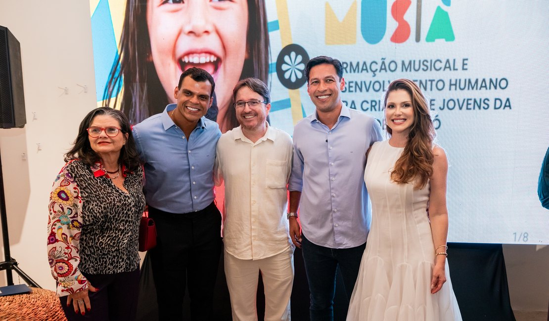Prefeito Rodrigo Cunha e primeira-dama Millane Hora lançam projeto de música para alunos da rede municipal