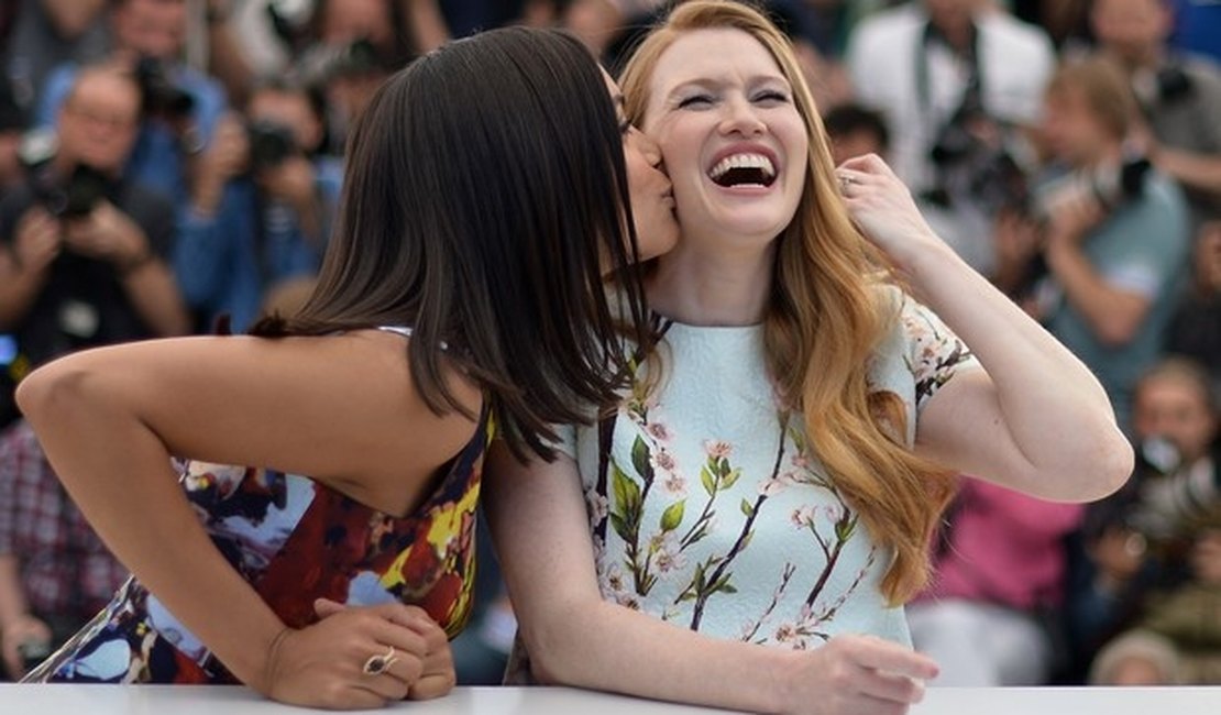 Rosario Dawson e Mireille Enos trocam carinhos