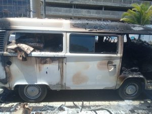 Veículo pega fogo na Avenida Assis Chateaubriand