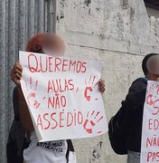 Estudantes realizam protesto contra supostos assédios cometidos por professor