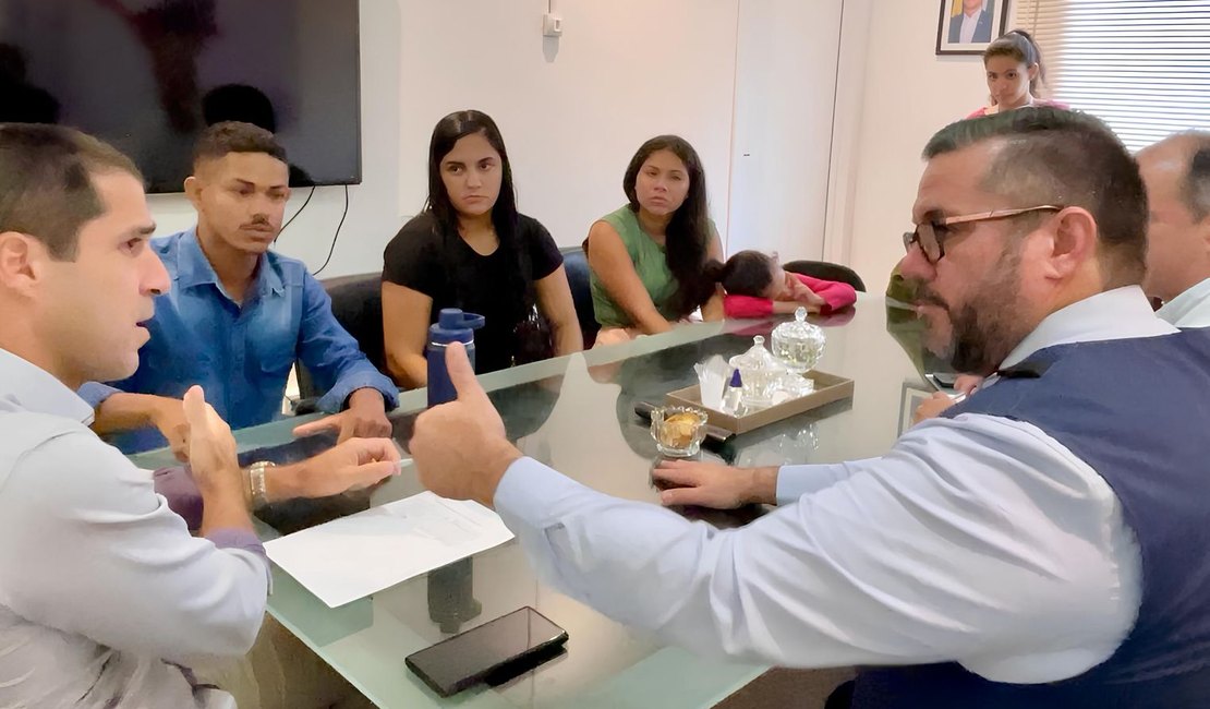 Após protesto, Leonardo Dias intermedeia reunião entre Semed e pais de alunos em Riacho Doce