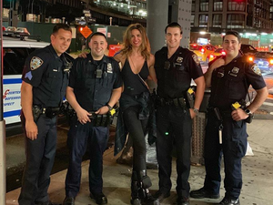 Luciana Gimenez tira foto ao lado de “policiais gatos” em Nova York