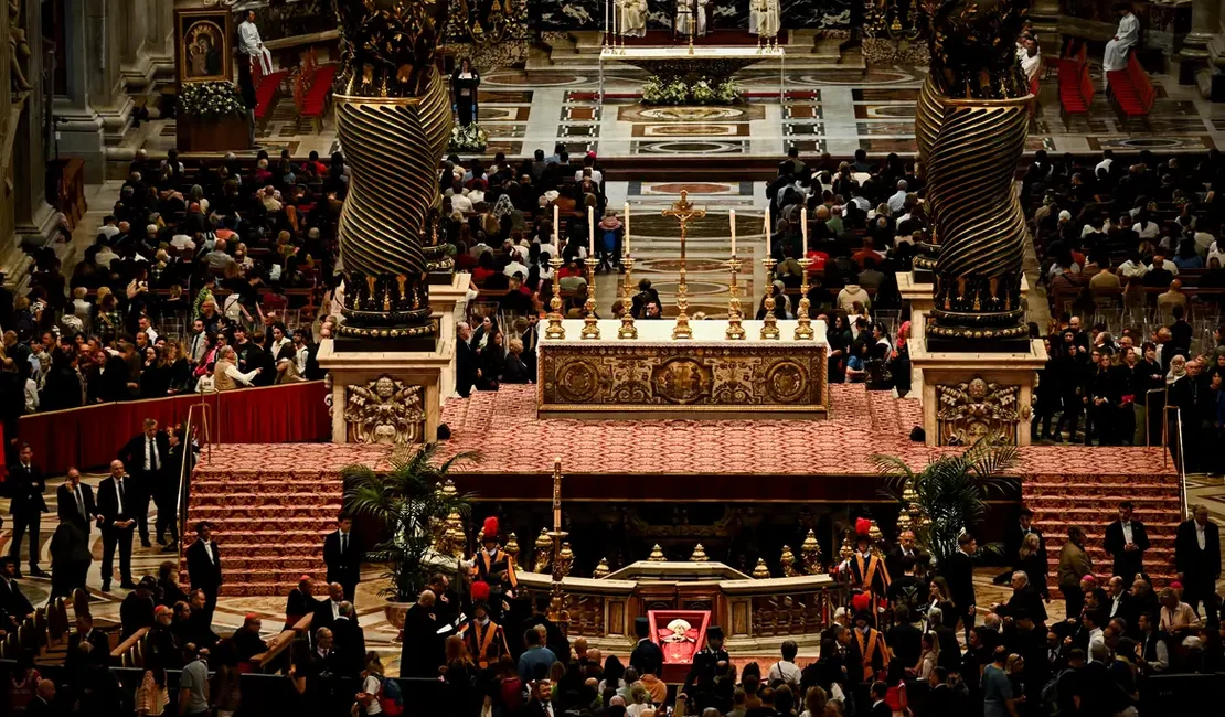 Funeral e sepultamento do papa Francisco são realizados neste sábado